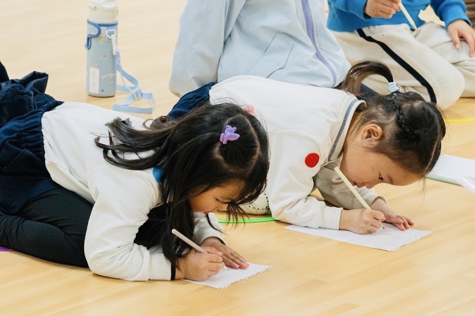 松阪市で習い事を探すなら、体操教室ではなく『こども運動教室to JOY（トゥージョイ）』 レッスン前に目標を書く子供たち