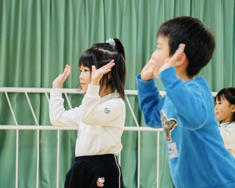 松阪市で習い事を探すなら、体操教室ではなく『こども運動教室to JOY（トゥージョイ）』 準備体操で踊る。子供たち。