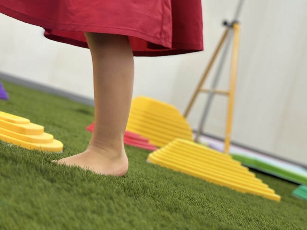 松阪市の新しい屋内・室内子どもの遊び場toJOYパークで遊ぶ子どもたち。