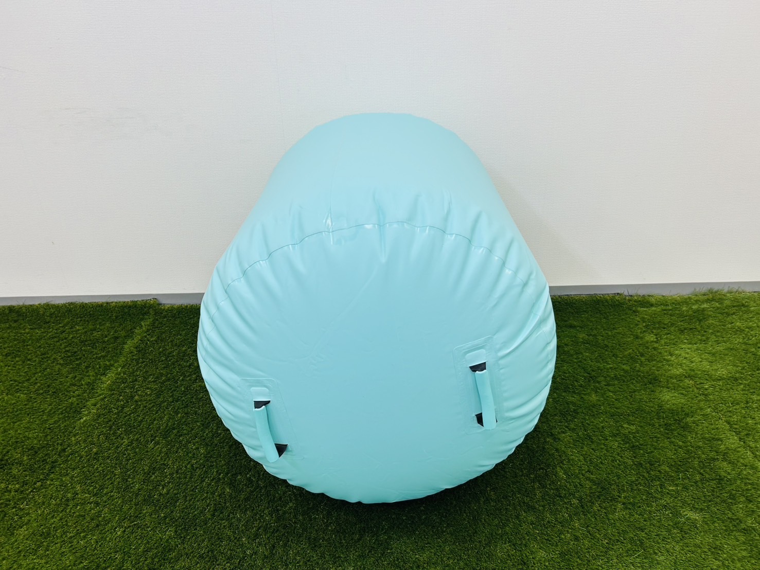 水色のエアーロール。バランス感覚を鍛える丸型運動用具